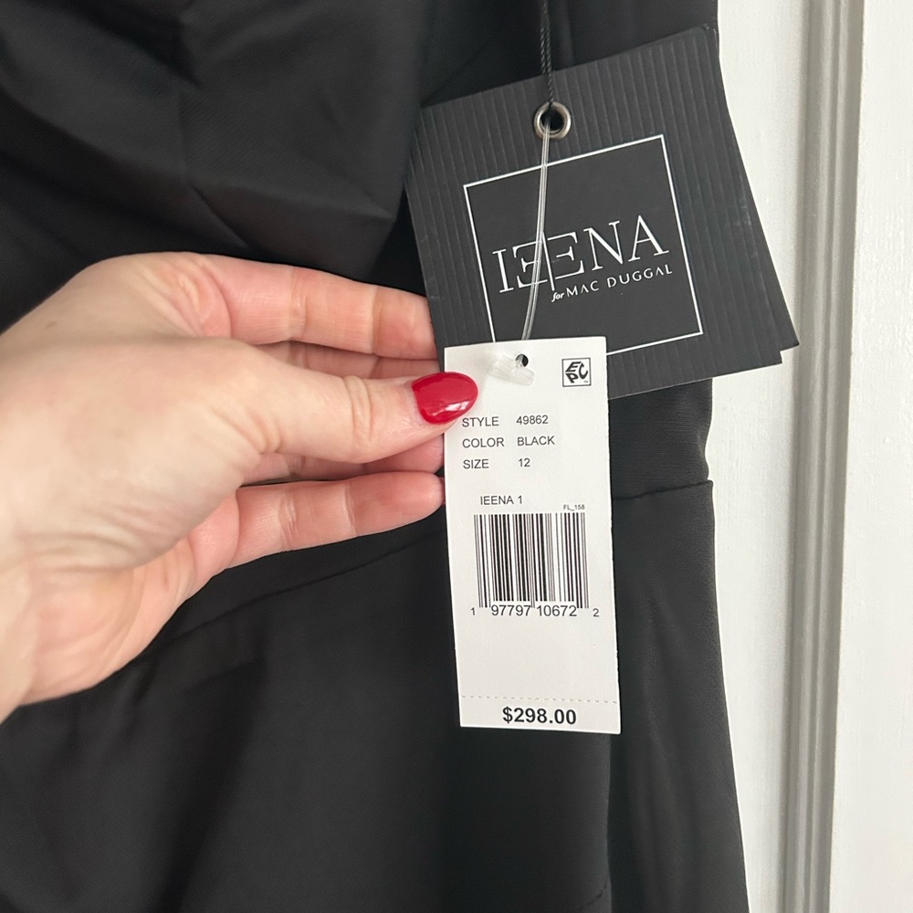 Elegant Black Sleeveless Dress - Picture 9 of 10